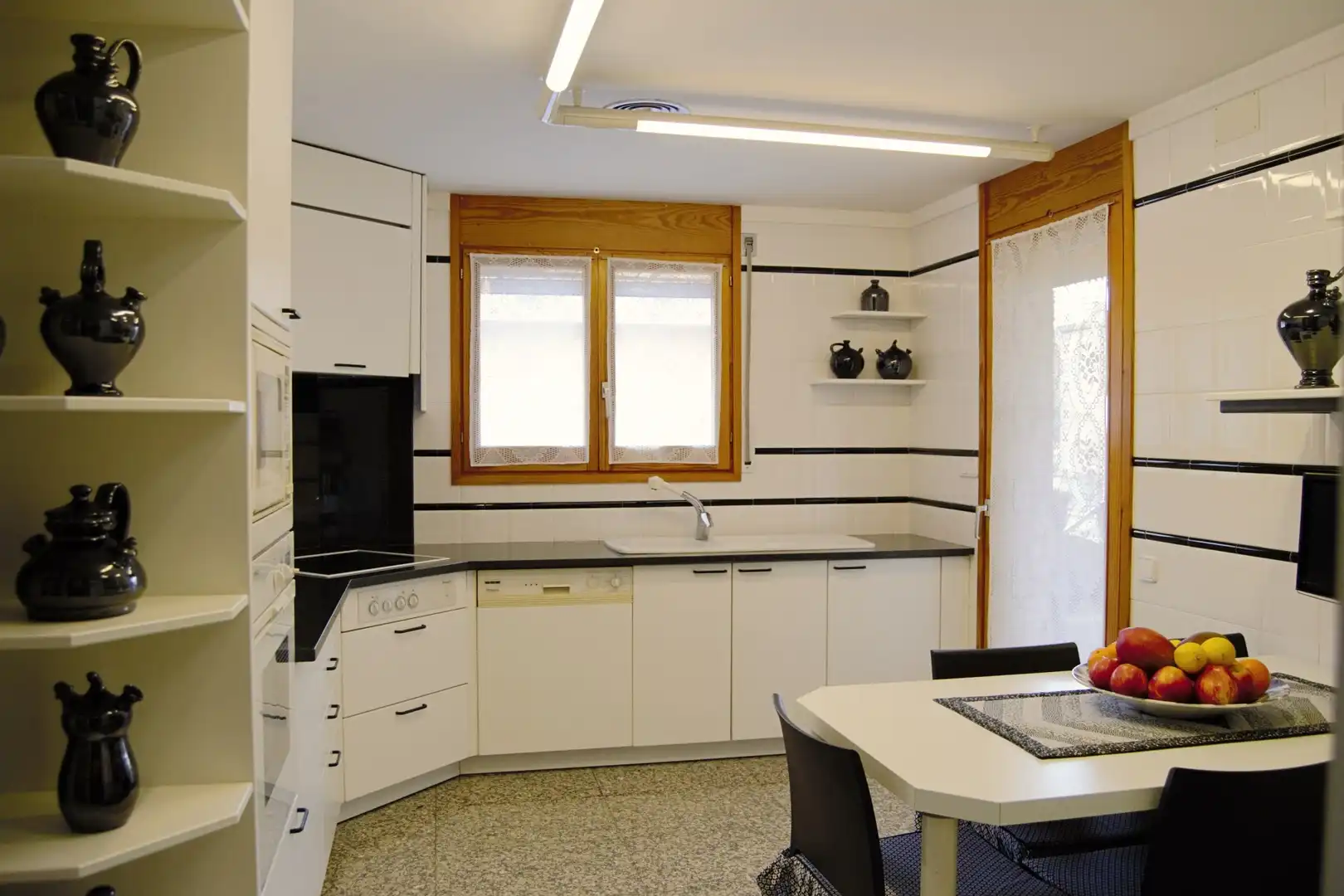 Cuina de Casa o xalet en venda en Banyoles amb Aire condicionat, Calefacció i Terrassa