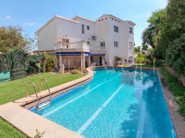 Casa amb piscina en venda a Avinguda 317
