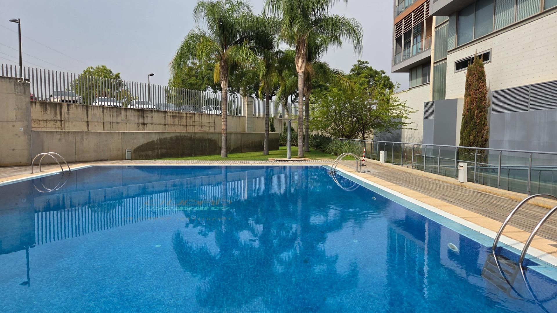 Piscina de Pis en venda en  Valencia Capital amb Aire condicionat, Calefacció i Jardí privat