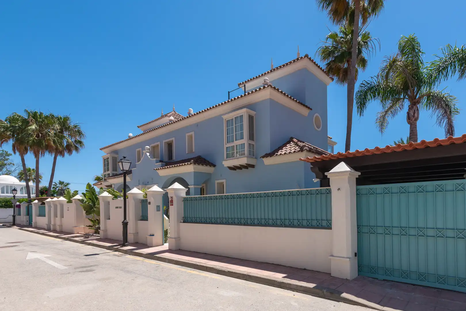 Vista exterior de Casa o chalet en venta en Marbella con Aire acondicionado, Calefacción y Jardín privado