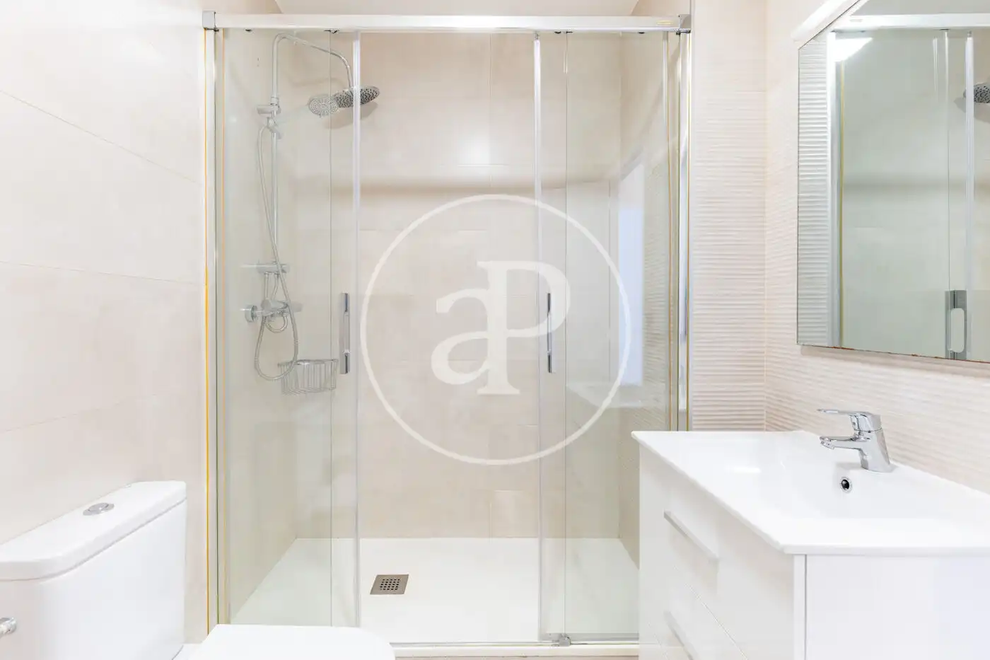 Baño de Piso en venta en Terrassa con Calefacción, Terraza y Balcón