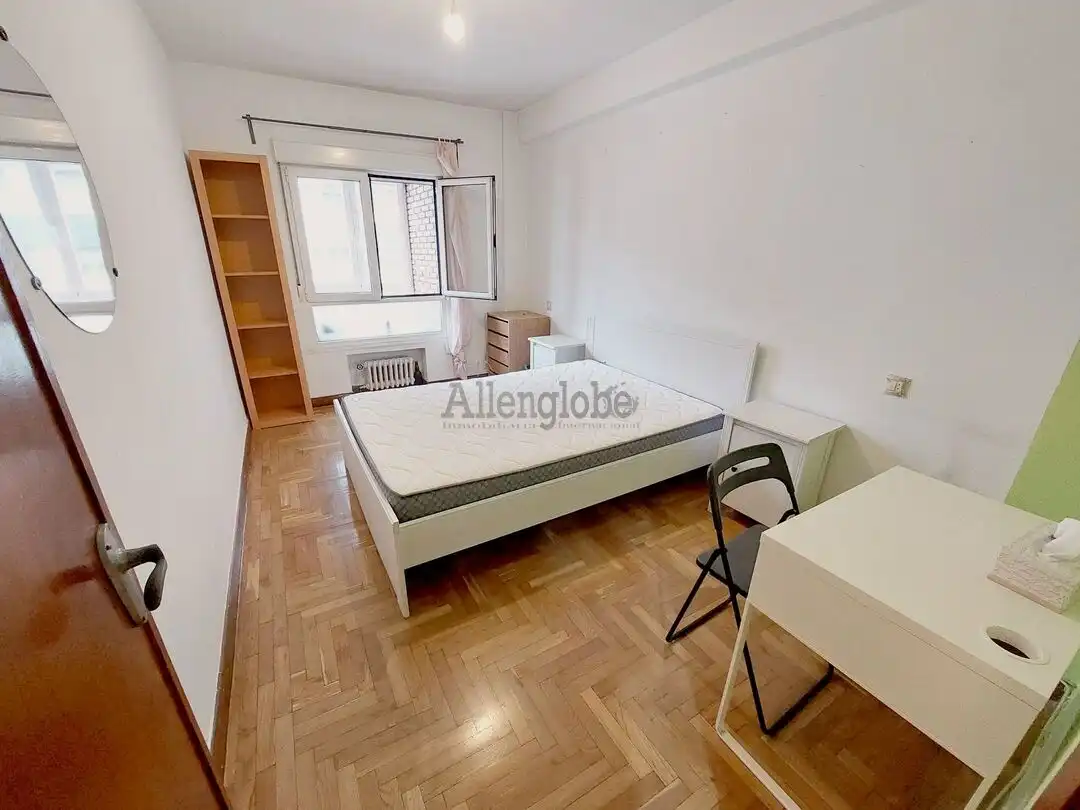 Habitación de Piso de alquiler en Oviedo  con Calefacción y Balcón