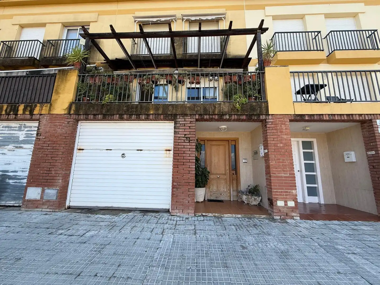 Außenansicht von Einfamilien-Reihenhaus zum Verkauf in Puigpelat