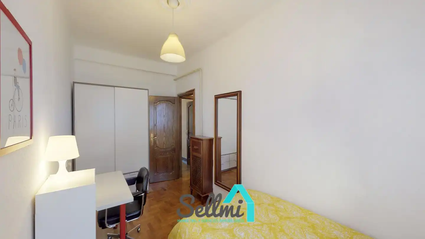 Bedroom of Flat for rent in Oviedo   with Heating, Parquet flooring and Furnished