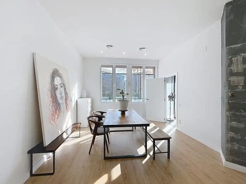 Menjador de Local en venda en  Barcelona Capital amb Terrassa i Moblat