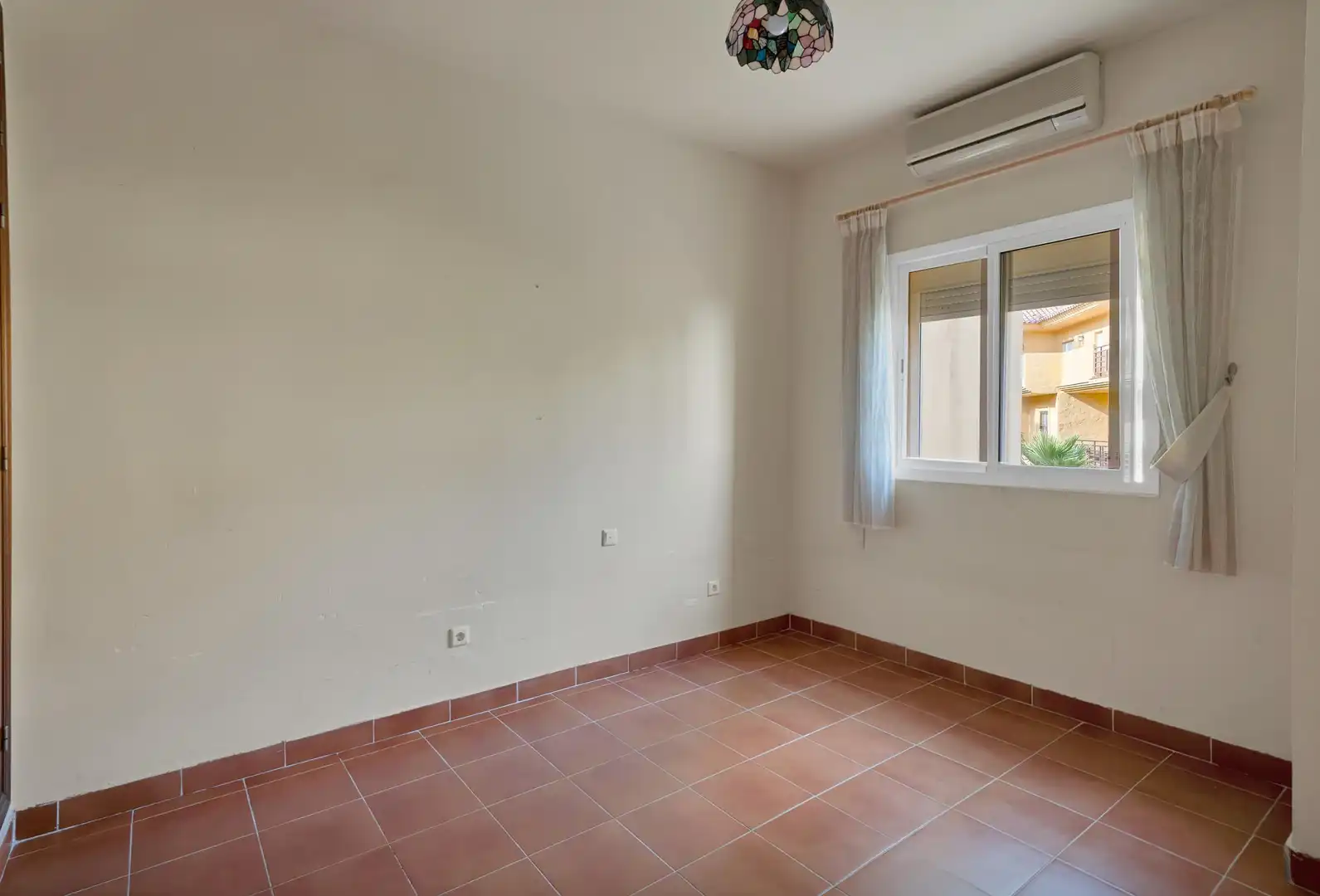 Habitación de Casa adosada en venta en Estepona con Aire acondicionado, Calefacción y Jardín privado