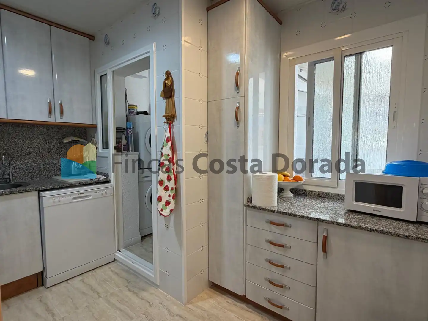 Cuina de Casa adosada en venda en Cubelles amb Aire condicionat, Calefacció i Jardí privat