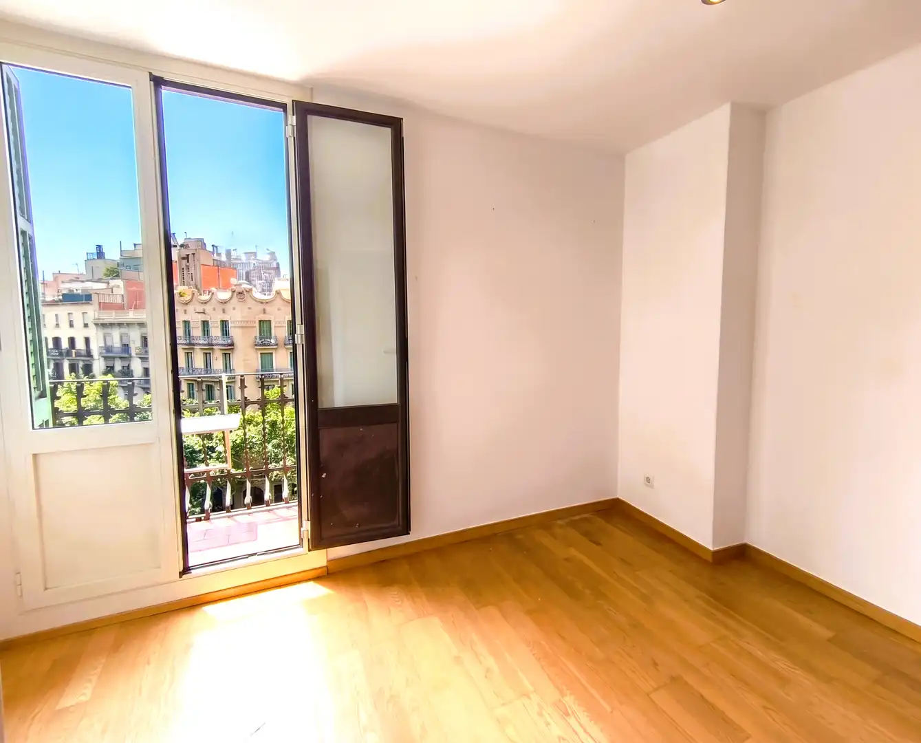 Bedroom of Flat for sale in Barcelona  with Parquet flooring, Terrace and Balcony