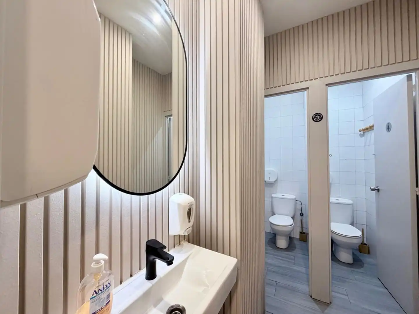 Baño de Local en traspaso en Barcelona con Aire acondicionado, Amueblado y Internet