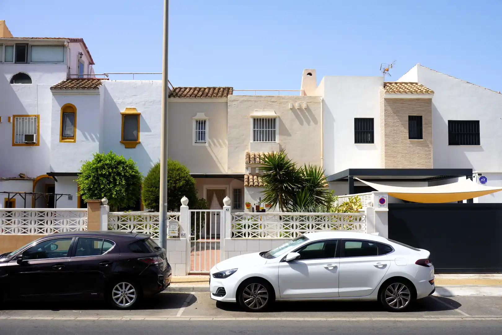 Vista exterior de Casa adosada en venda en Roquetas de Mar amb Jardí privat, Terrassa i Traster