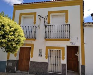 Vista exterior de Casa adosada en venda en Bienvenida amb Terrassa i Balcó