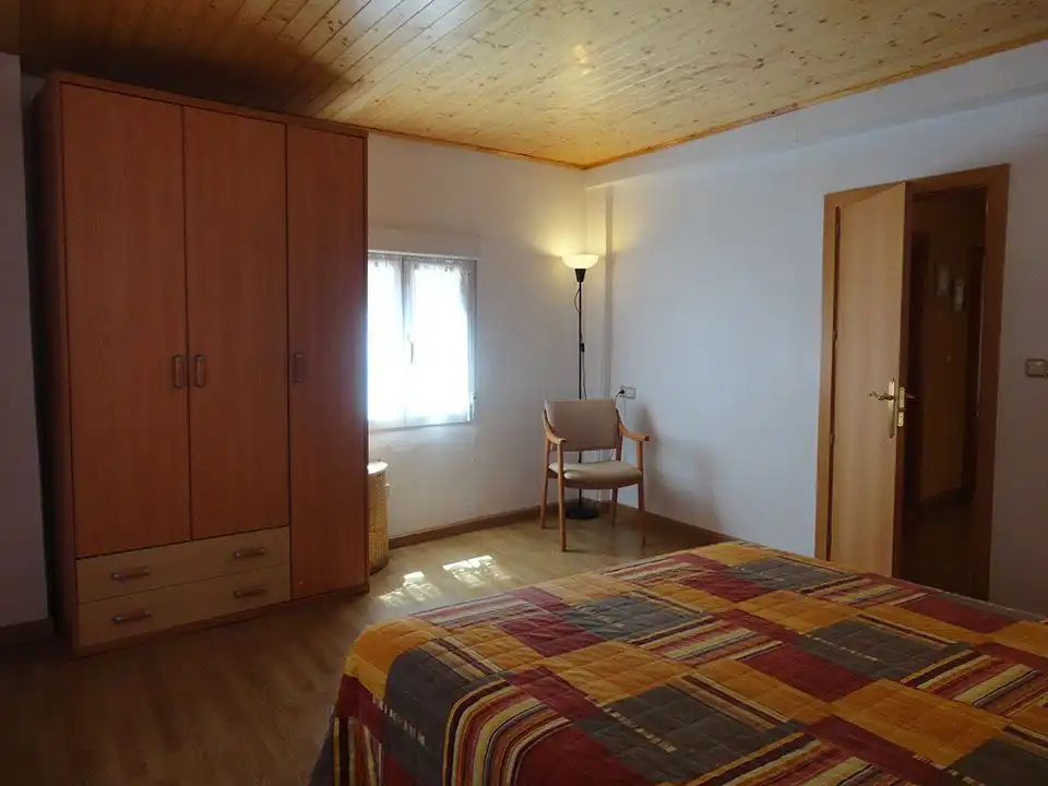 Dormitori de Casa adosada en venda en Espejón amb Jardí privat, Traster i Moblat