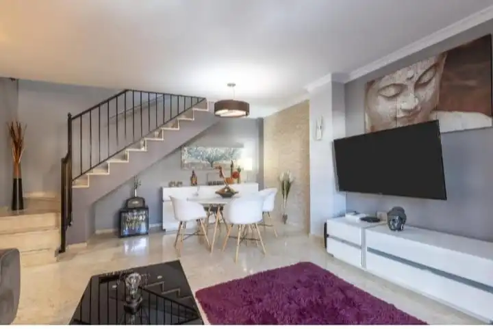Sala de estar de Casa adosada de alquiler en Benalmádena con Aire acondicionado, Terraza y Amueblado