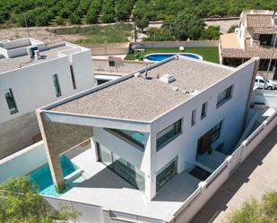 Vista exterior de Casa o xalet en venda en Callosa de Segura amb Aire condicionat, Terrassa i Piscina