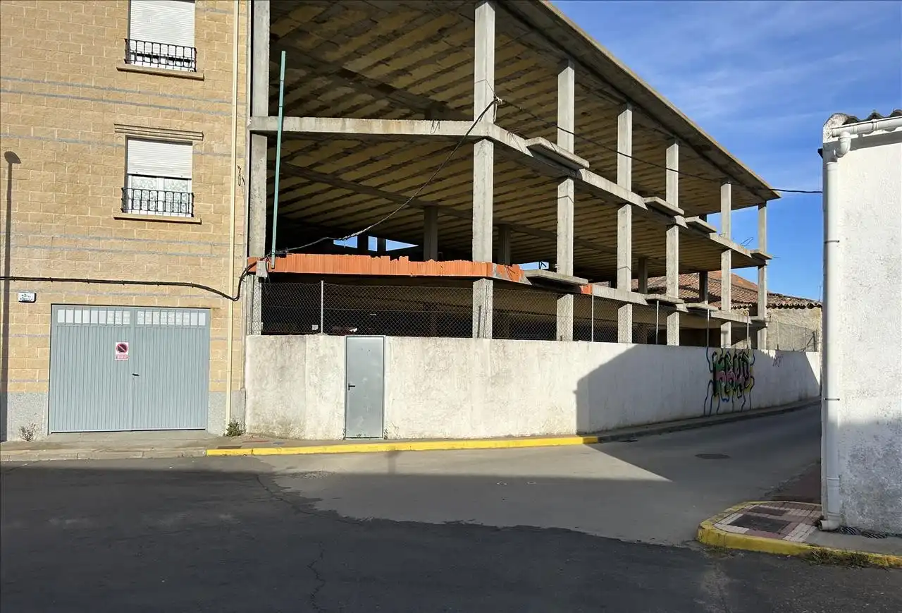 Parking of Detached homes for sale in Calvarrasa de Abajo