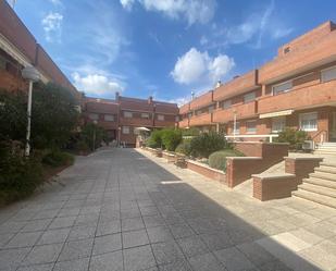 Vista exterior de Casa adosada en venda en Cornellà de Llobregat amb Aire condicionat, Calefacció i Jardí privat