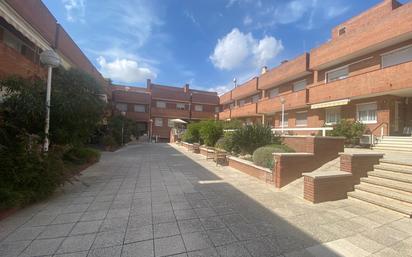 Vista exterior de Casa adosada en venda en Cornellà de Llobregat amb Aire condicionat, Calefacció i Jardí privat