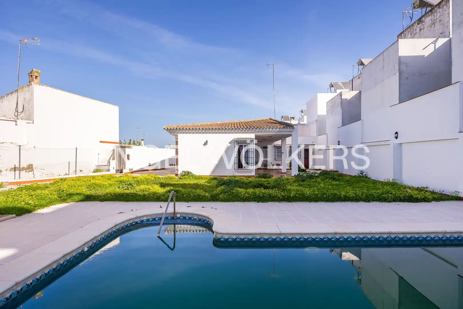 Vista exterior de Casa o xalet en venda en Albaida del Aljarafe amb Aire condicionat, Calefacció i Jardí privat