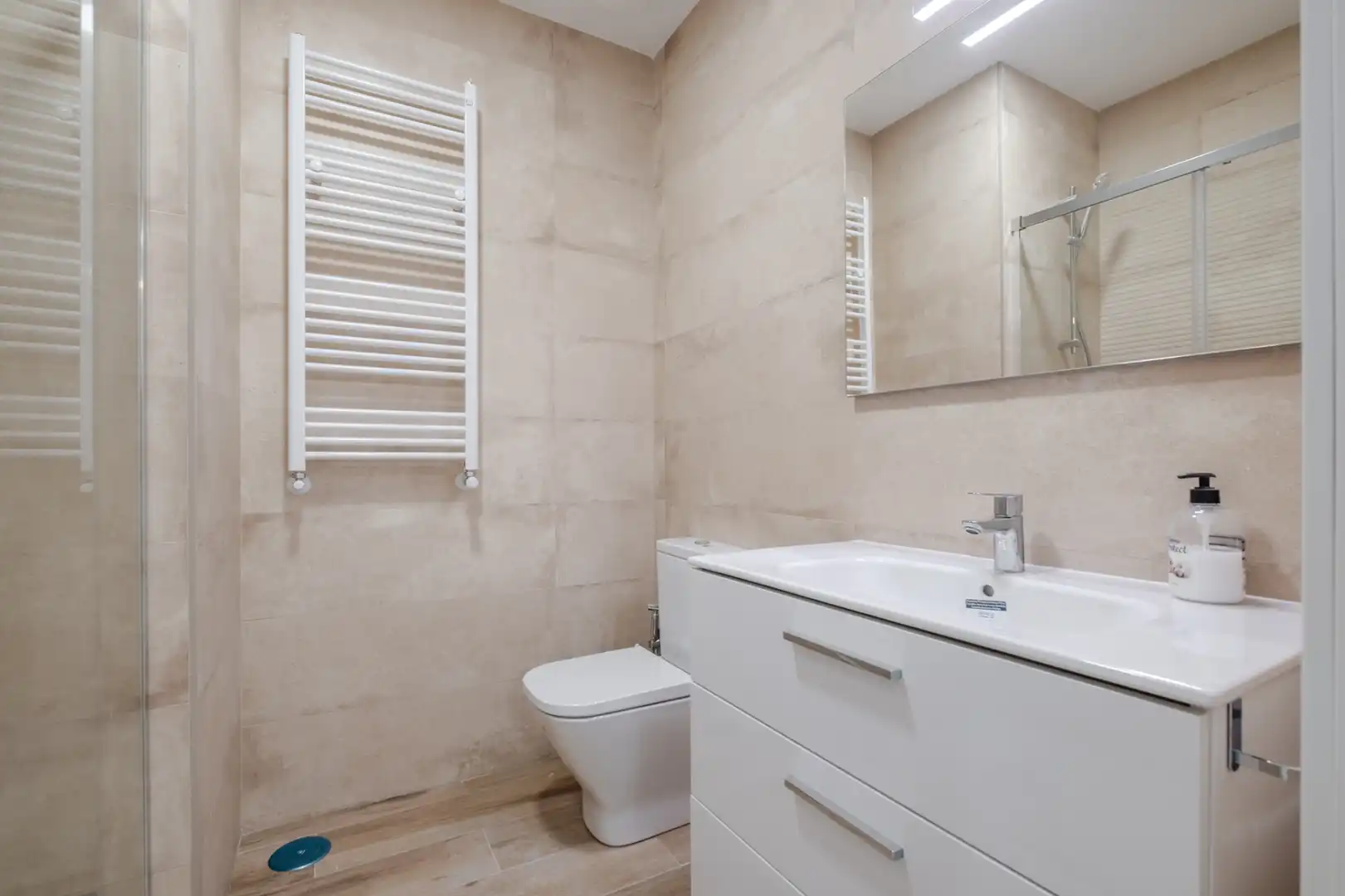 Badezimmer von Wohnung zur Miete in Madrid mit Heizung, Ofen und Waschmaschine