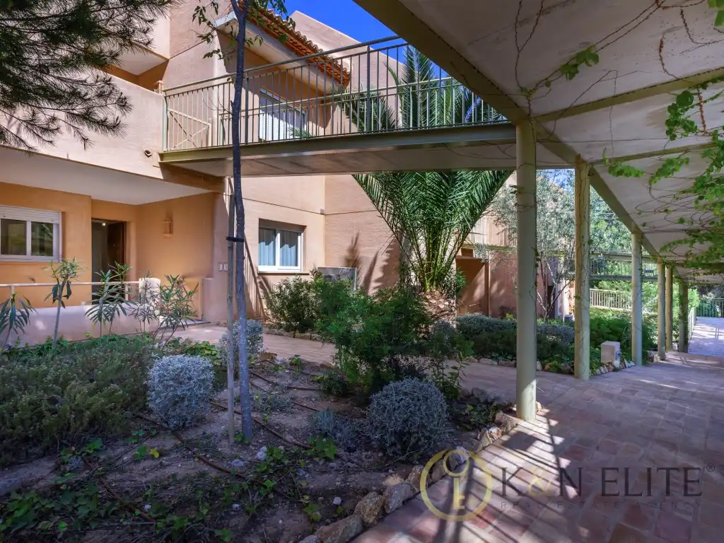 Vista exterior de Pis en venda en Moraira amb Aire condicionat, Jardí privat i Terrassa
