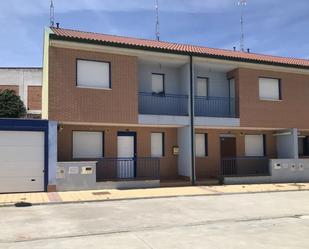 Exterior view of Single-family semi-detached for sale in Nava del Rey  with Terrace and Balcony