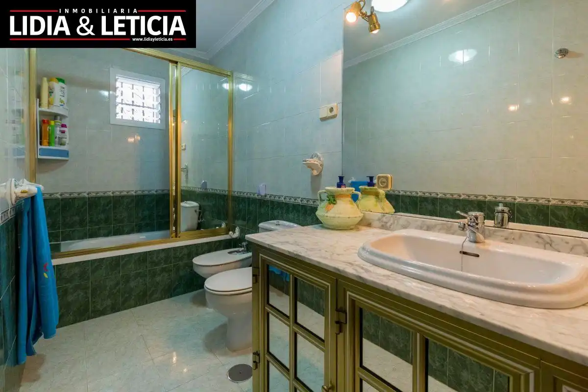 Baño de Casa o chalet en venta en Alcalá de Guadaira con Aire acondicionado, Calefacción y Jardín privado