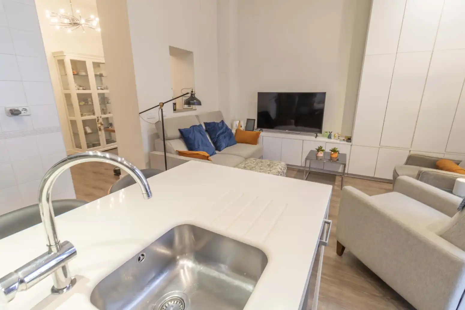 Living room of Flat for sale in Sevilla  with Air Conditioner, Heating and Balcony