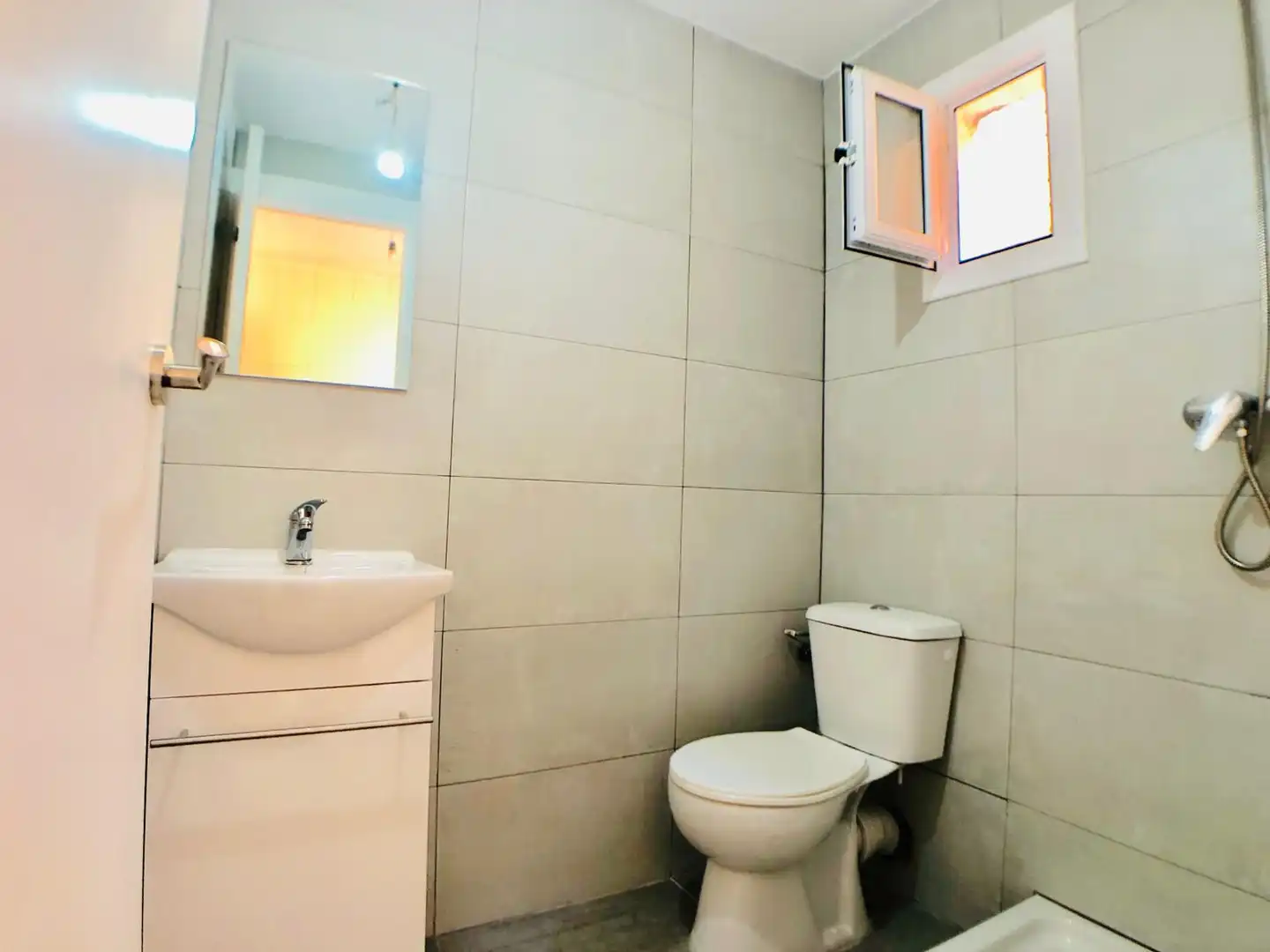 Bathroom of Flat for sale in L'Hospitalet de Llobregat  with Parquet flooring