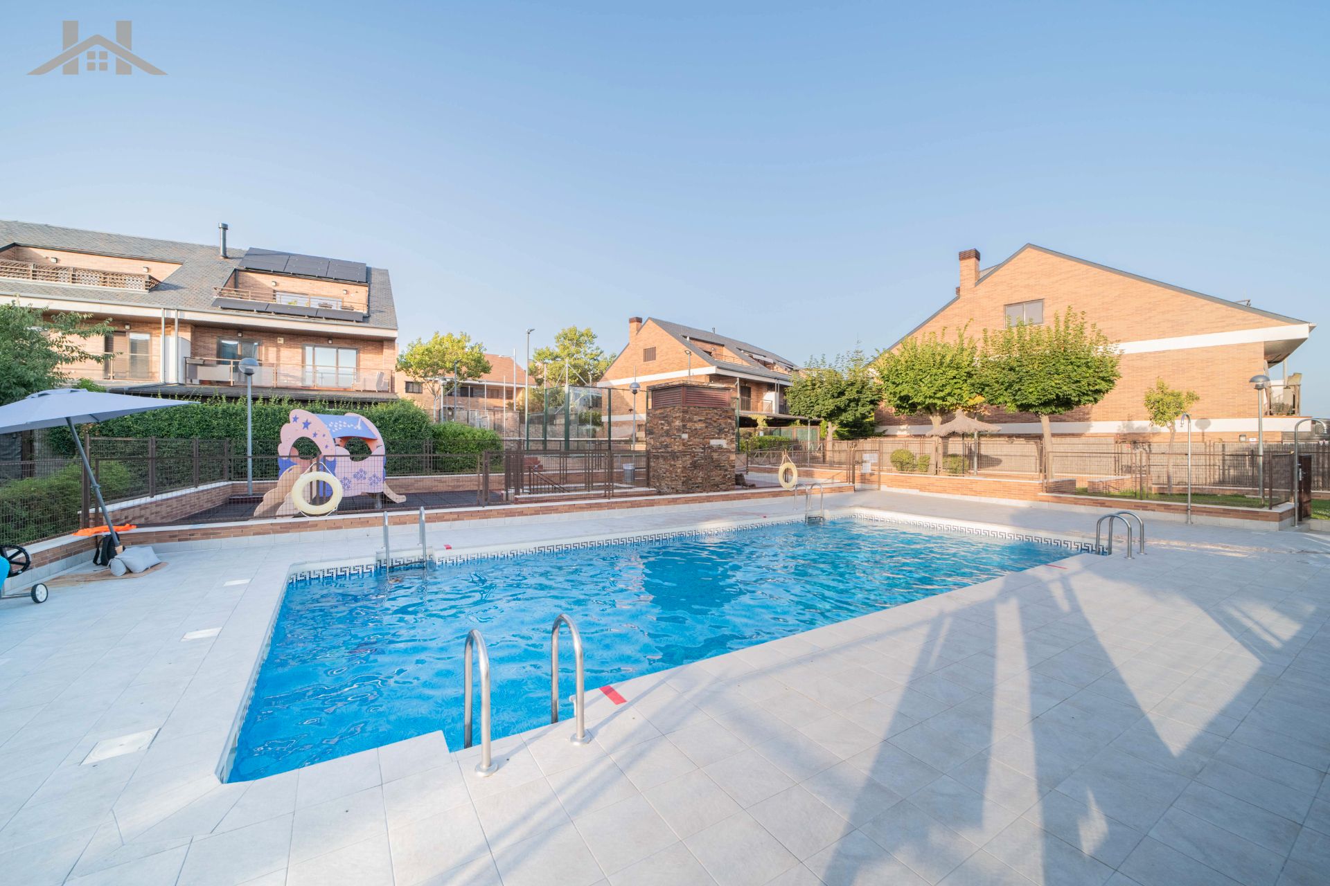Piscina de Casa adosada en venta en Torrelodones con Aire acondicionado, Calefacción y Jardín privado