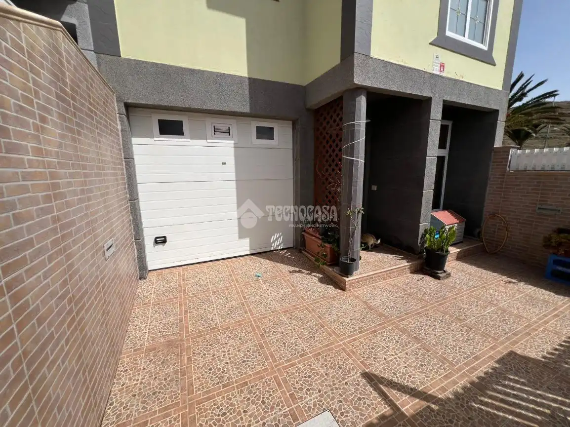 Vista exterior de Casa adosada en venta en Agüimes con Terraza