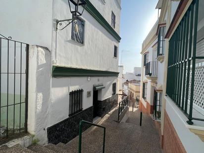 Vista exterior de Casa adosada en venda en Alcalá del Río amb Terrassa i Moblat