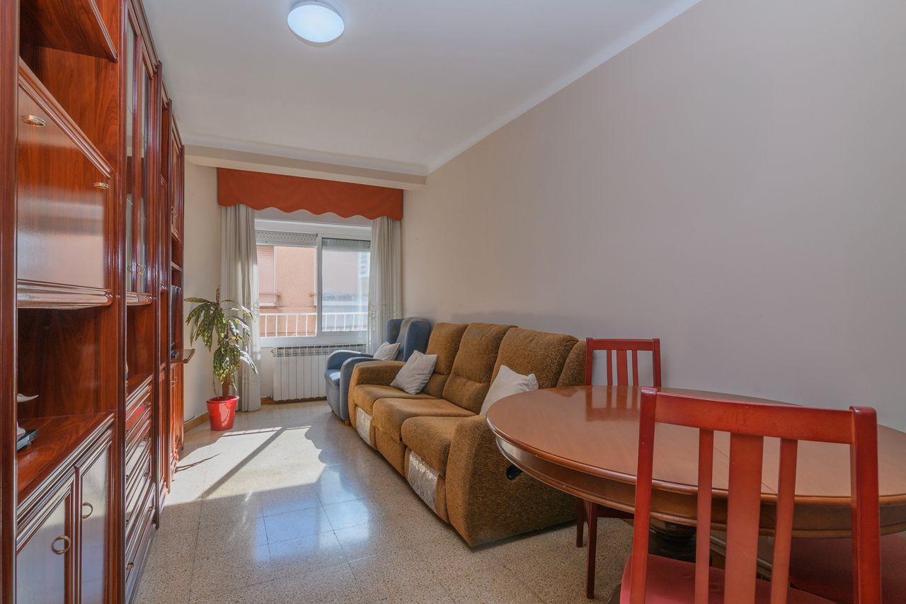 Sala d'estar de Pis en venda en Cornellà de Llobregat amb Calefacció i Balcó