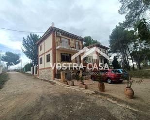 Vista exterior de Casa o xalet en venda en Requena amb Jardí privat
