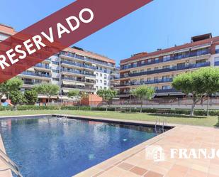 Vista exterior de Pis en venda en Barberà del Vallès amb Aire condicionat, Terrassa i Piscina