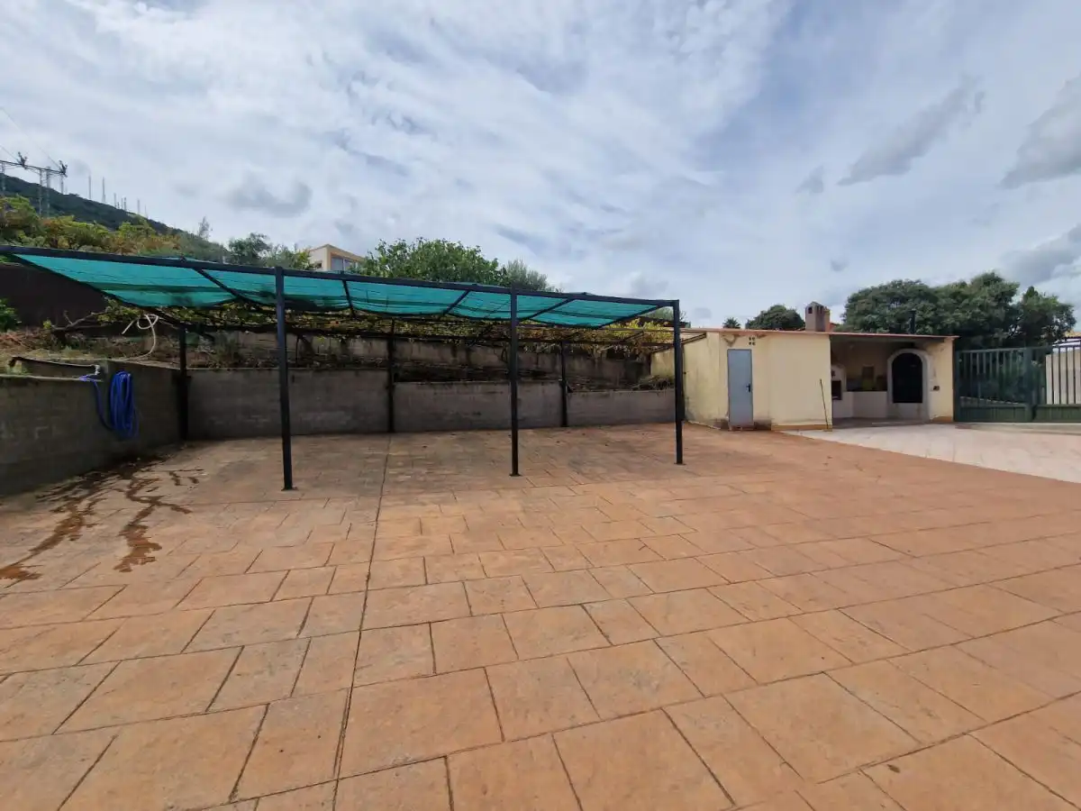 Vista exterior de Casa o xalet en venda en Plasencia amb Aire condicionat, Jardí privat i Terrassa