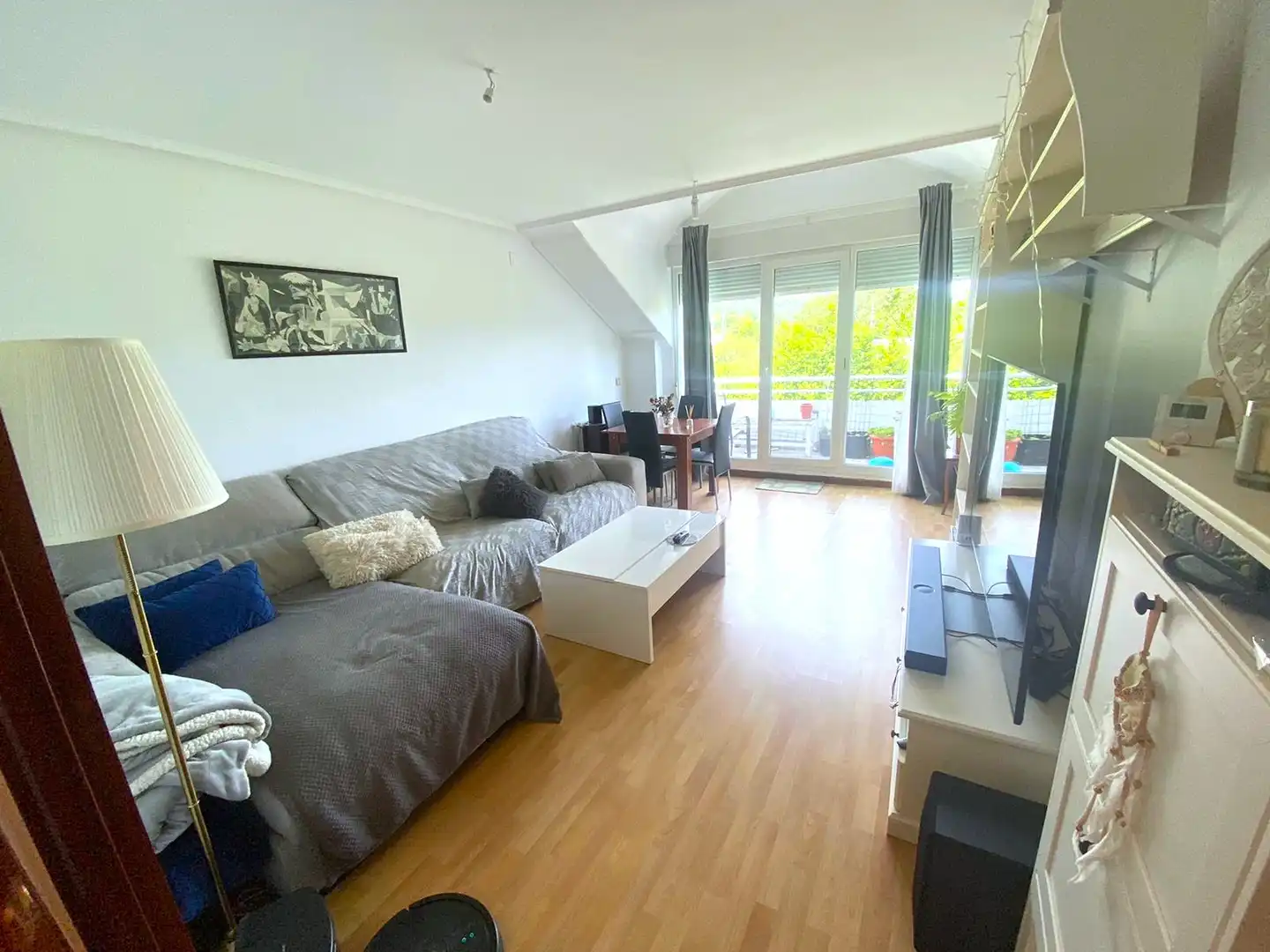 Wohnzimmer von Dachboden zum Verkauf in Castro-Urdiales mit Heizung, Privatgarten und Parkett