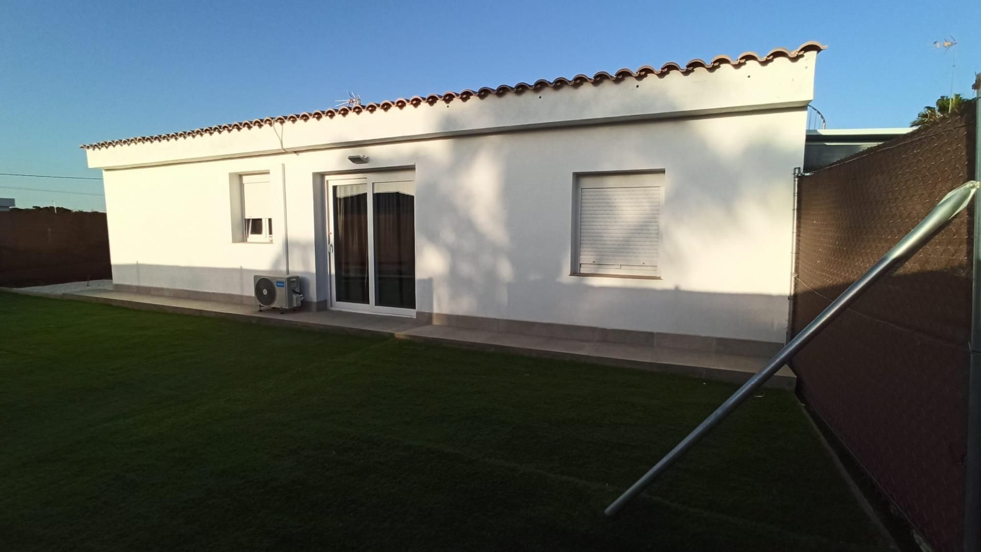Vista exterior de Casa adosada de lloguer en Chiclana de la Frontera amb Aire condicionat i Jardí privat