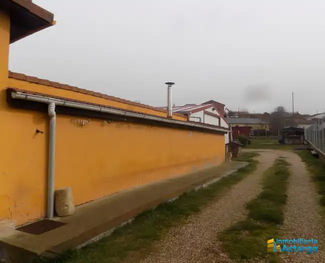 Vista exterior de Casa o chalet en venta en Villaobispo de Otero con Jardín privado y Parquet