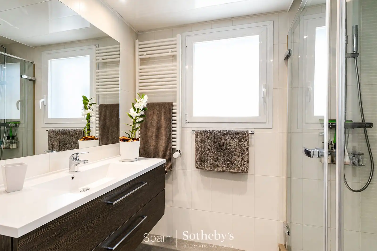 Badezimmer von Wohnungen zum Verkauf in Sitges mit Klimaanlage, Heizung und Privatgarten