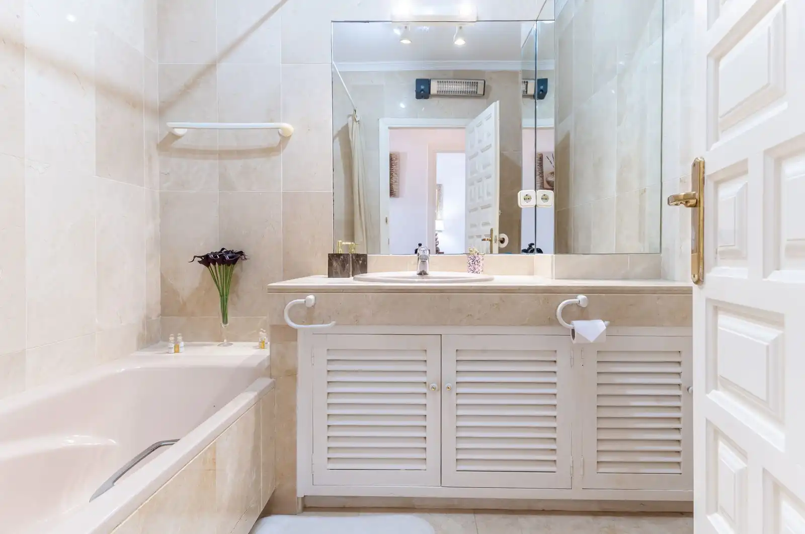 Baño de Piso en venta en Estepona con Aire acondicionado, Terraza y Amueblado
