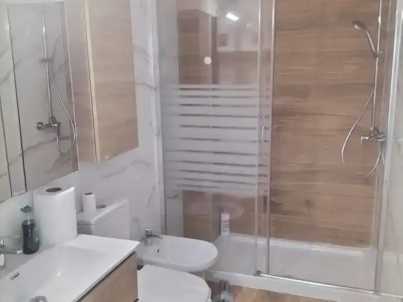 Bany de Apartament de lloguer en Sevilla amb Aire condicionat, Parquet i Traster