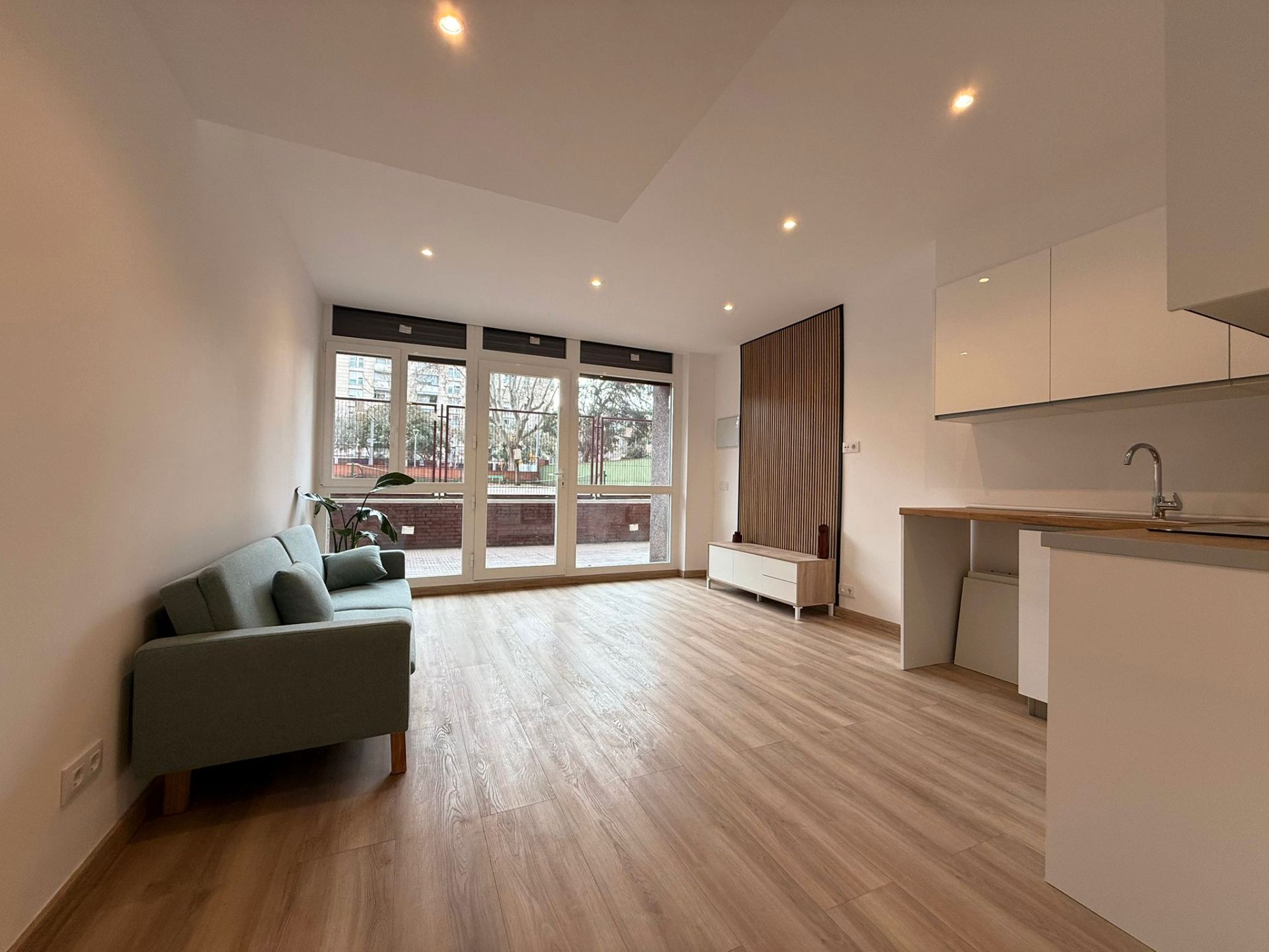 Sala d'estar de Local en venda en  Barcelona Capital amb Parquet i Moblat