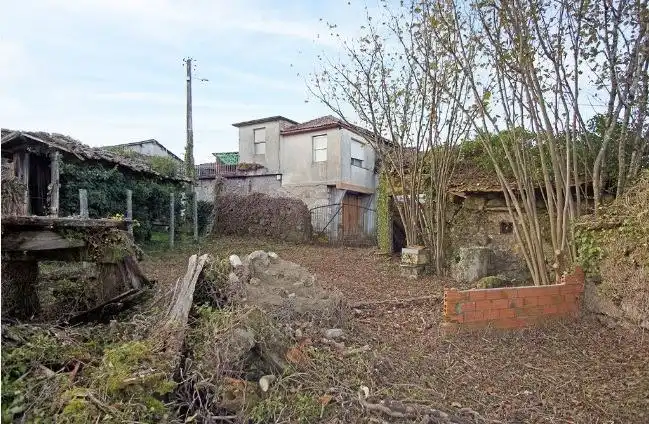 Casa rústica amb jardí en venda a Ramirás