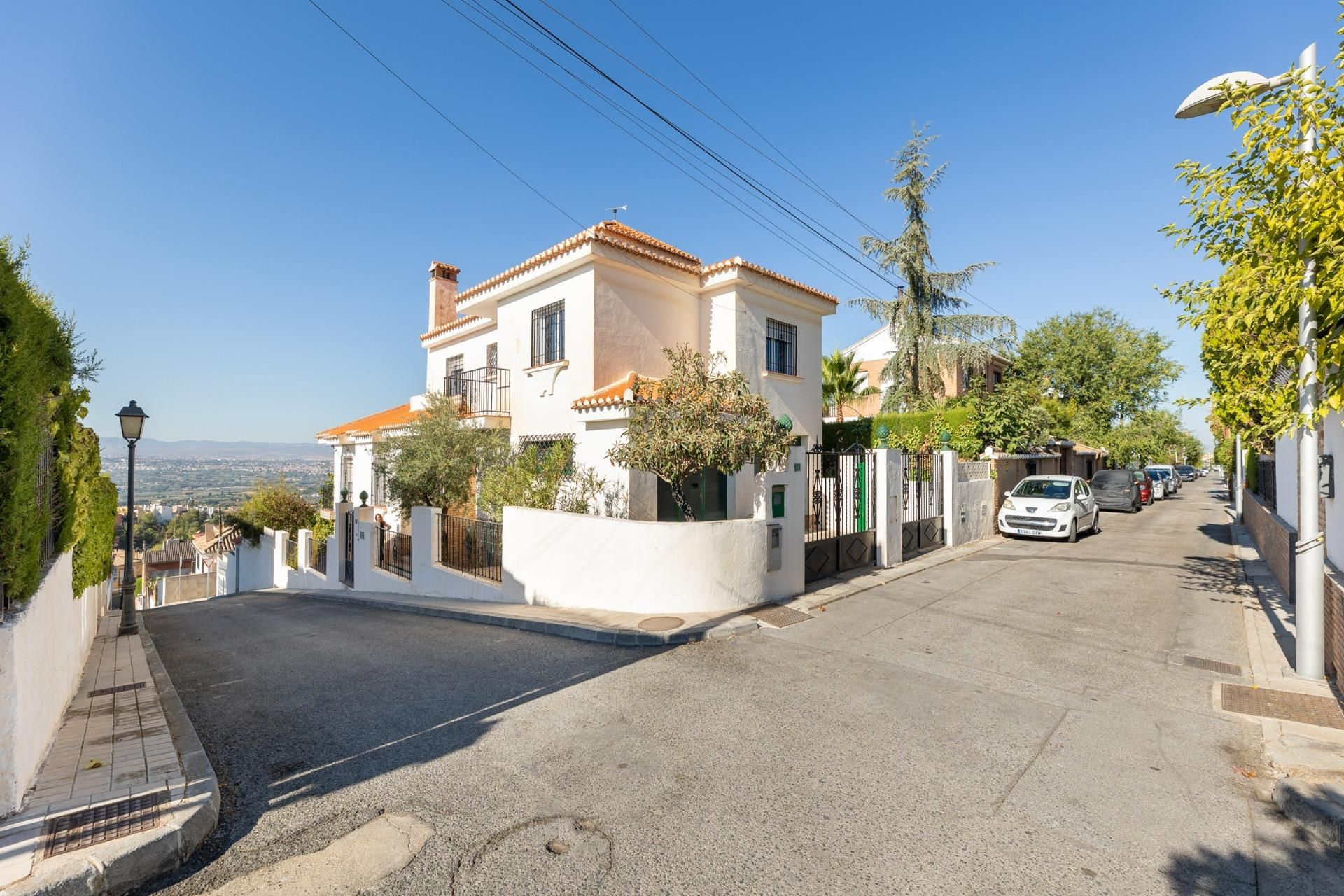 Vista exterior de Casa o xalet en venda en Huétor Vega amb Aire condicionat, Calefacció i Jardí privat