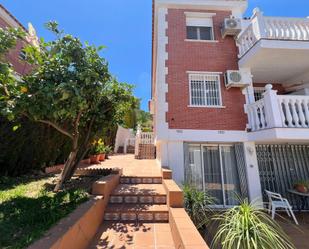 Vista exterior de Casa adosada en venda en Alhaurín de la Torre amb Aire condicionat, Jardí privat i Terrassa