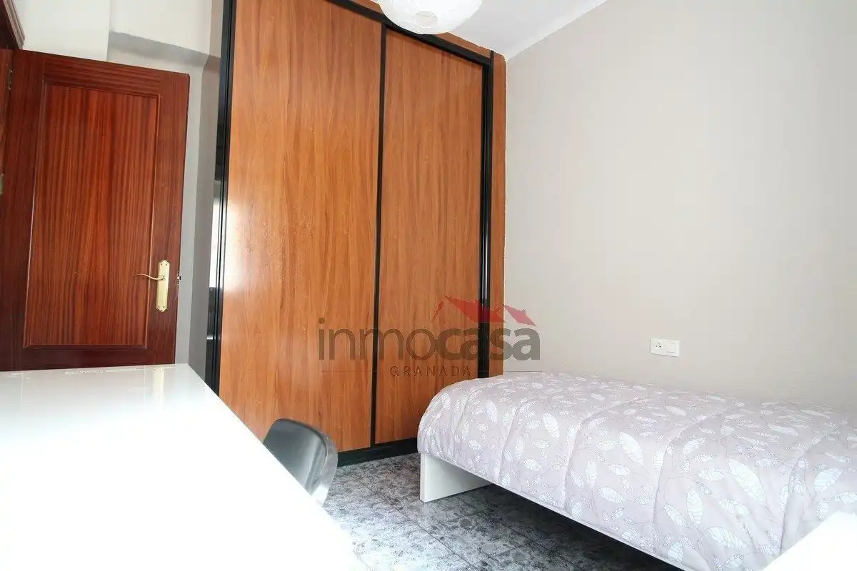 Bedroom of Flat for rent in Granada  with Air Conditioner, Heating and Furnished