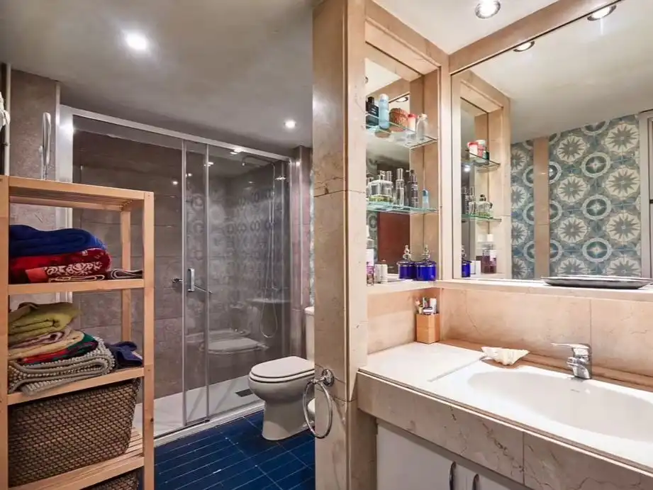 Badezimmer von Wohnung zur Miete in  Barcelona Capital mit Klimaanlage und Balkon