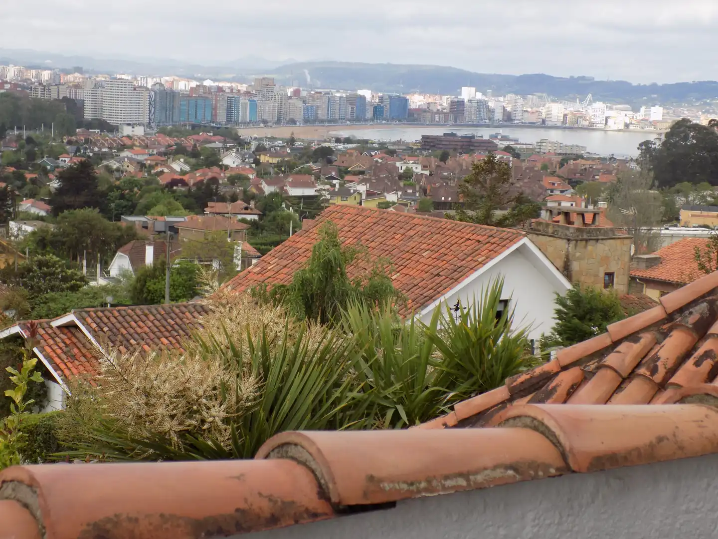 Vista exterior de Casa adosada en venda en Gijón  amb Calefacció, Jardí privat i Terrassa
