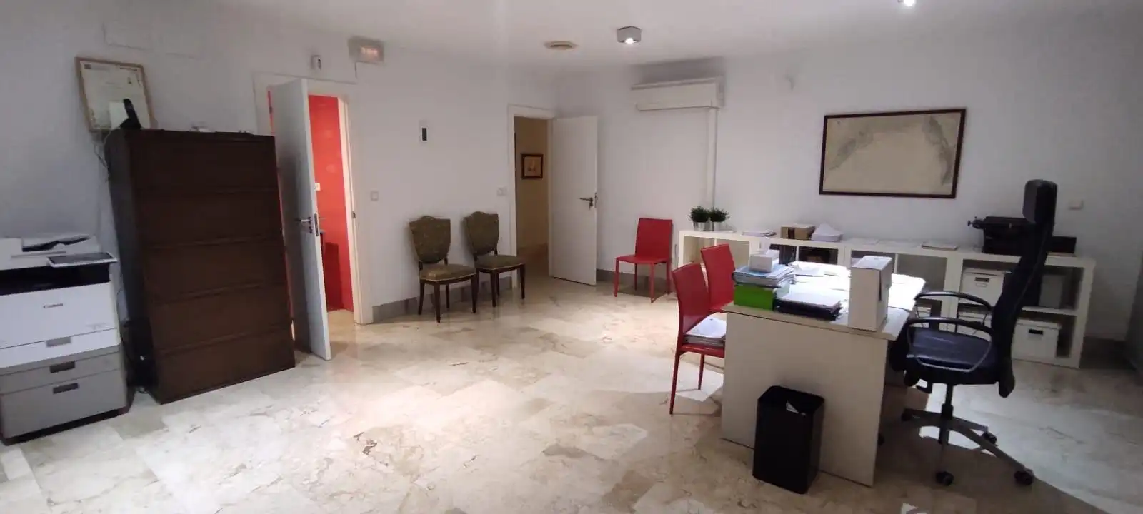 Büro zur Miete in Granada mit Klimaanlage, Heizung und Abstellraum