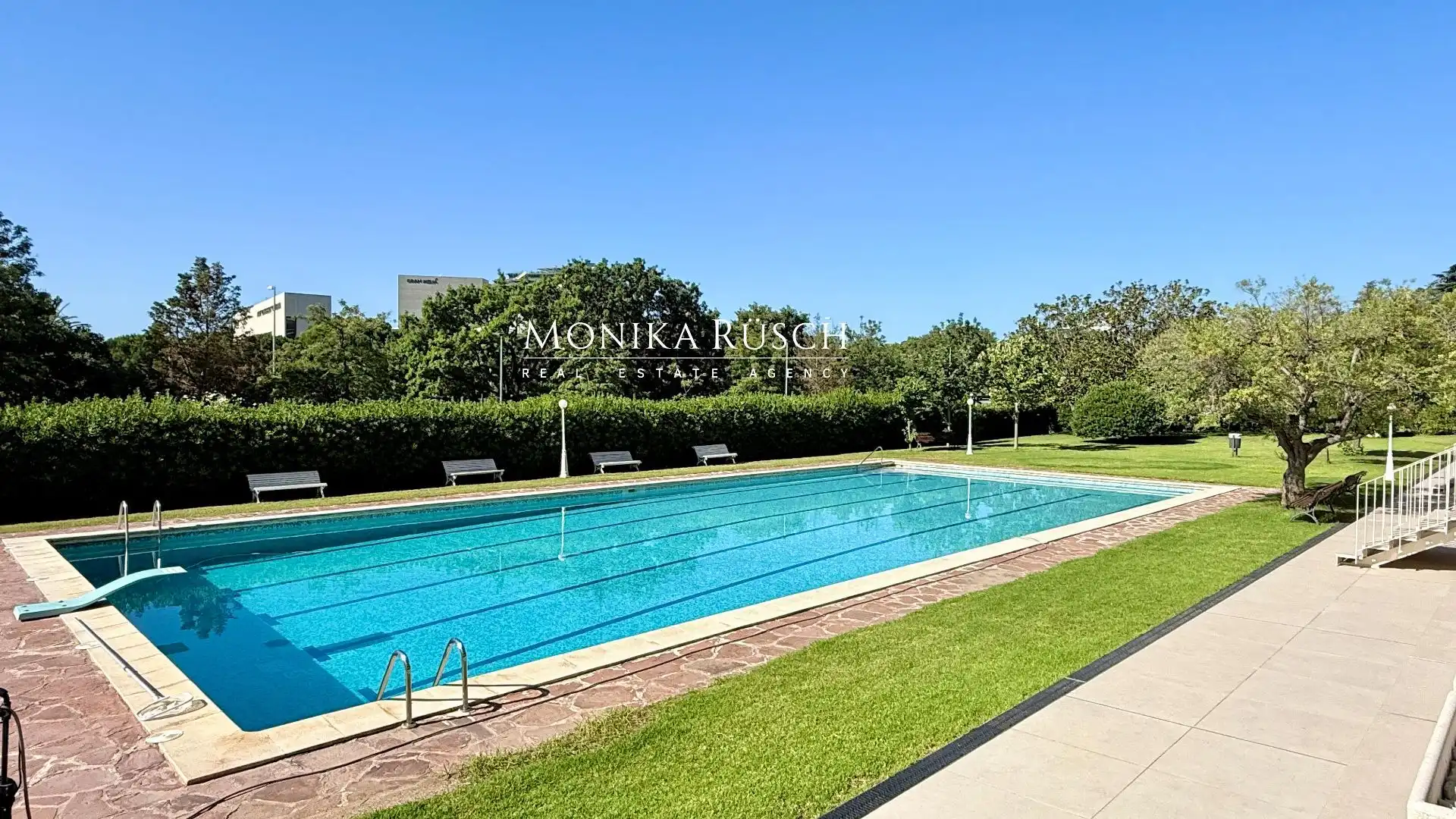 Piscina de Piso en venta en Barcelona con Calefacción, Terraza y Trastero